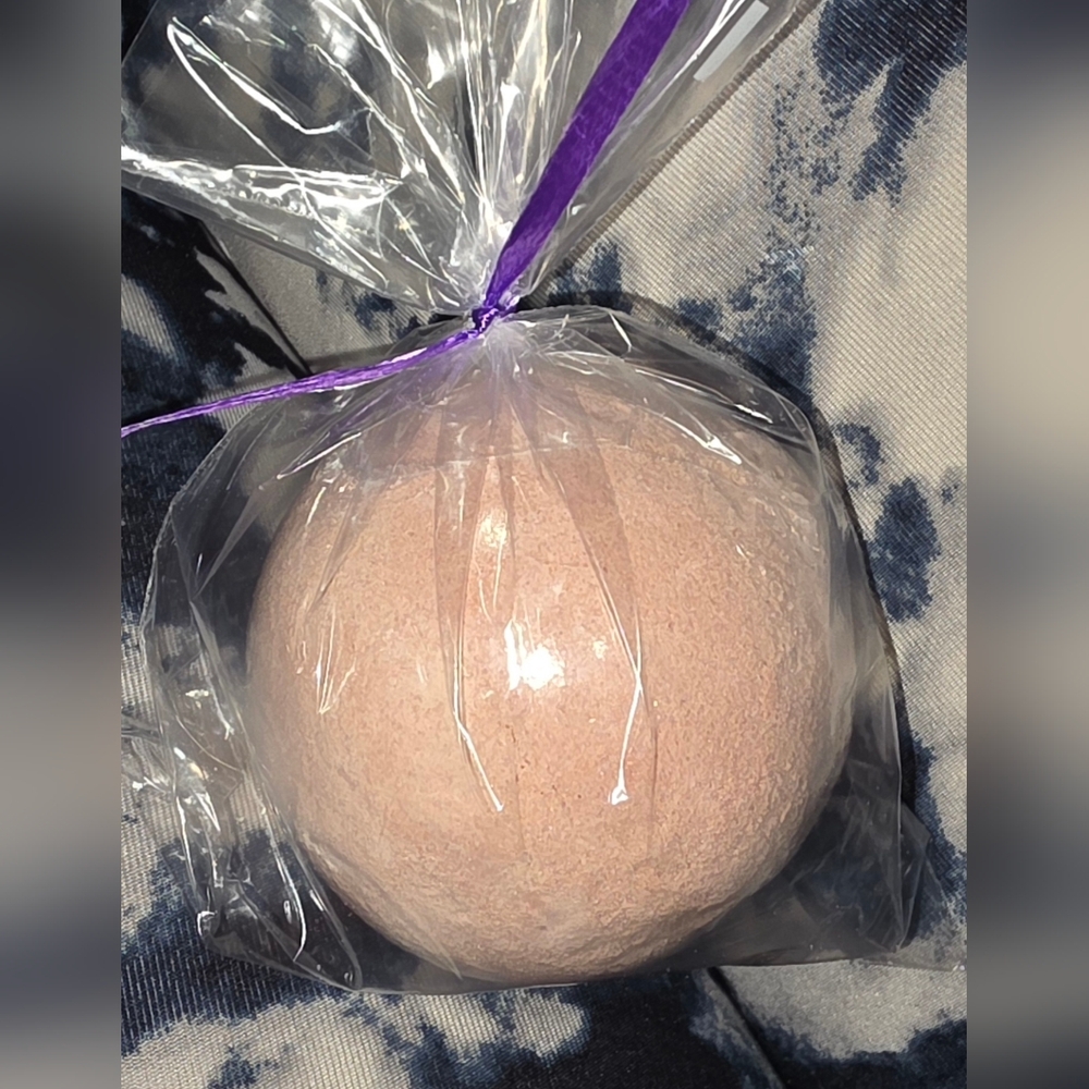 Delightful Apple Crisp Scented Fizzing Bath Bomb - Limited Holiday Edition